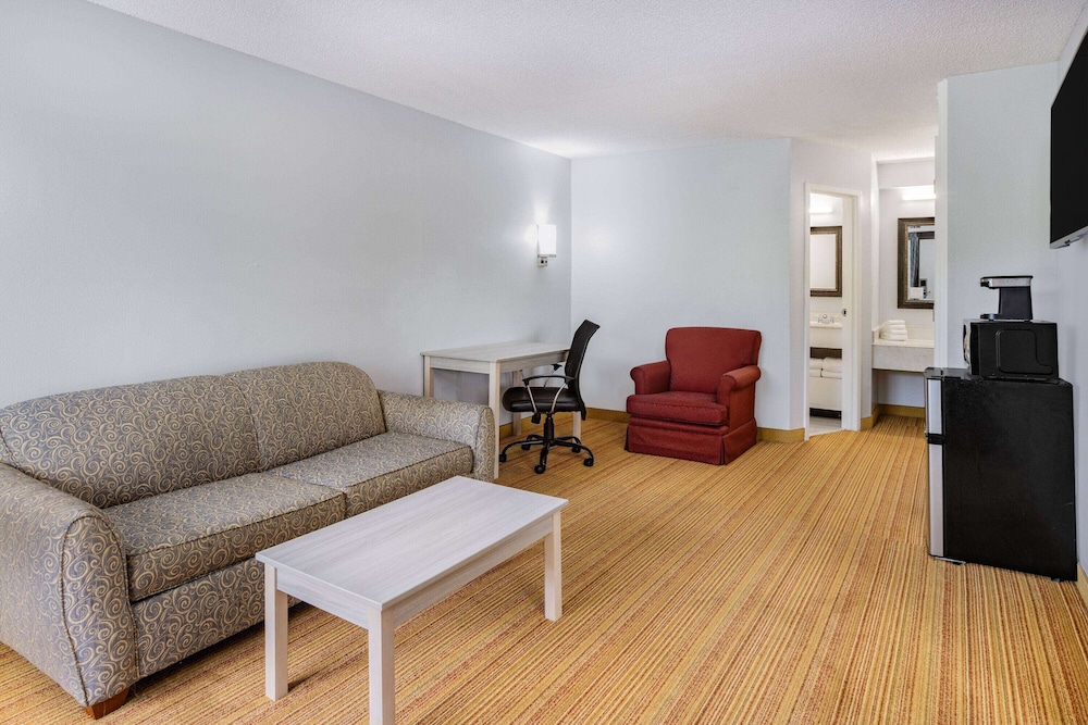 Days Inn & Suites by Wyndham Williamsburg Colonial