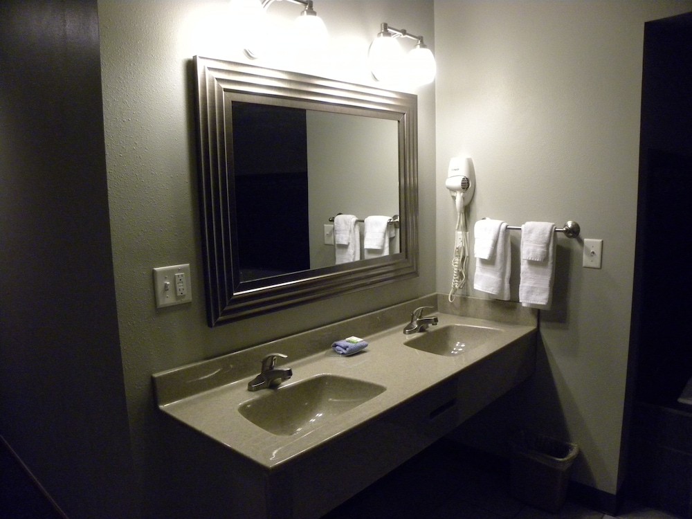 New Victorian Inn and Suites