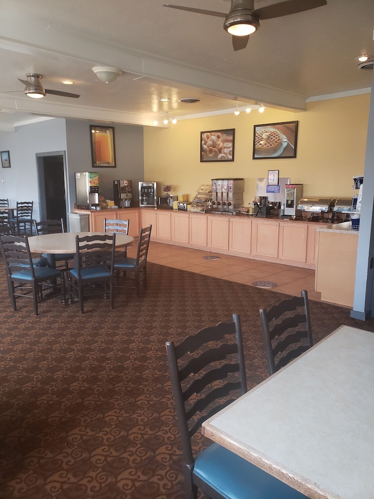 Days Inn & Suites by Wyndham Clovis