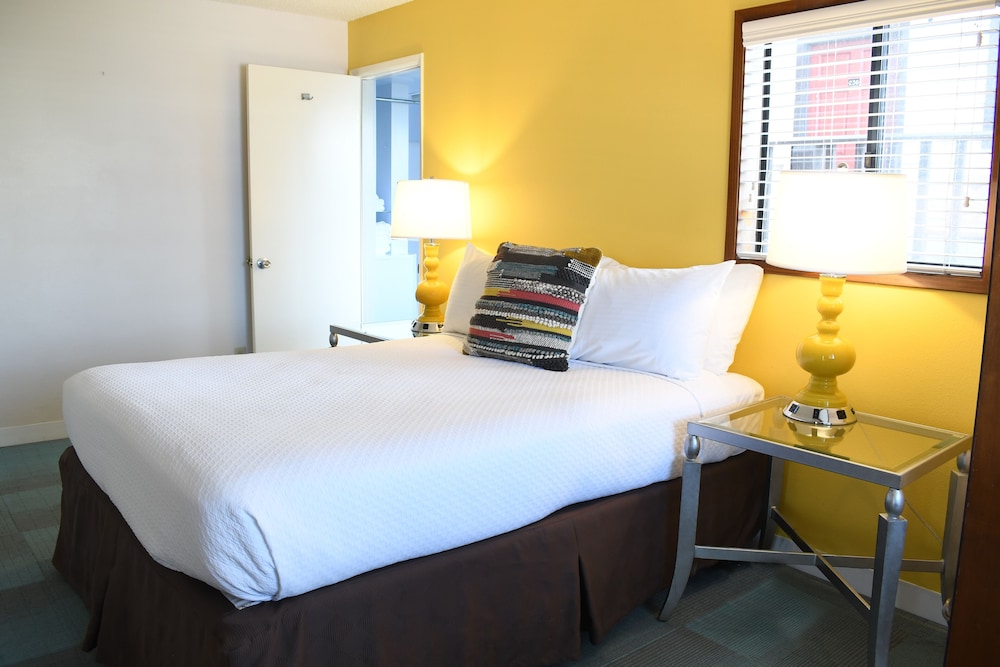 La Jolla Cove Suites