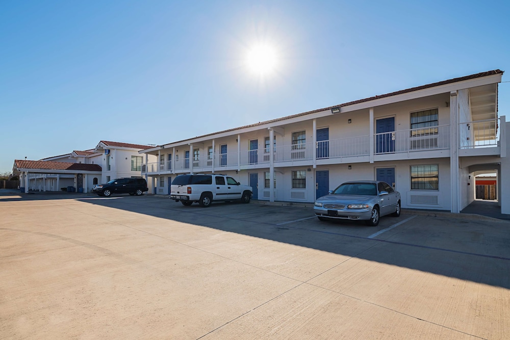 Motel 6 Grand Prairie, TX - Interstate 30