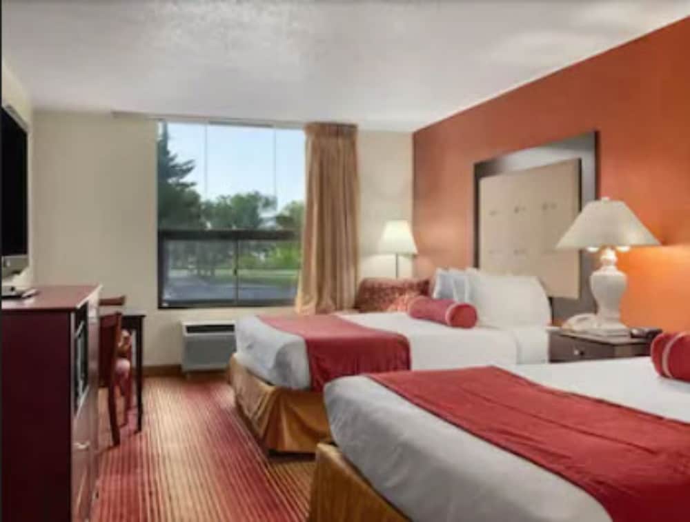 Clarion Inn & Suites and Convention Center