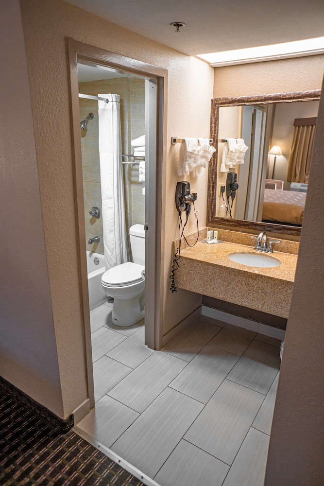 Quality Inn & Suites near Six Flags - Austell