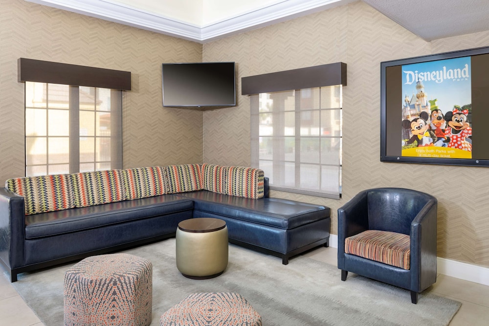 Best Western Plus Raffles Inn & Suites