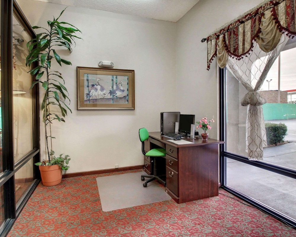 Quality Inn & Suites Clinton - Jackson West