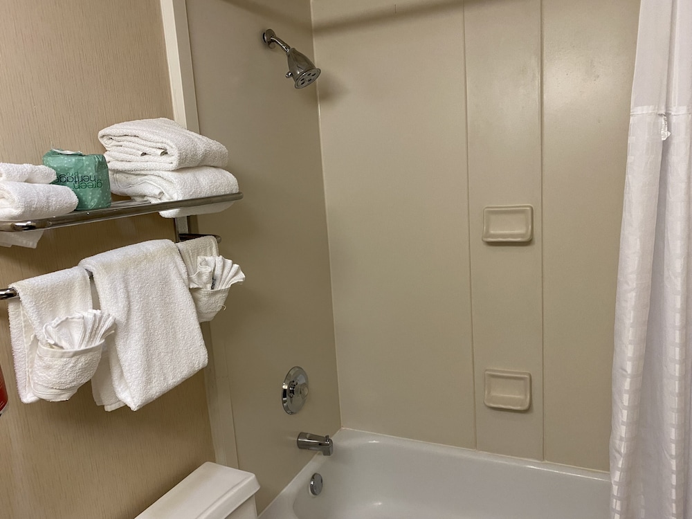Ramada by Wyndham Rochelle Park Near Paramus