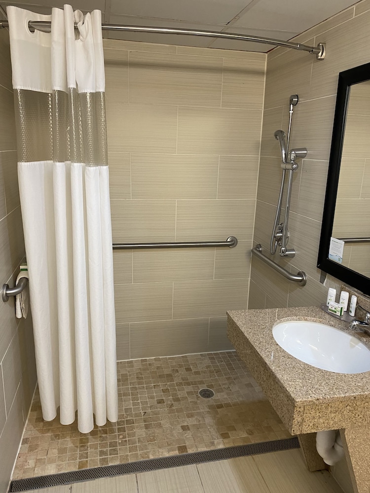 Ramada by Wyndham Rochelle Park Near Paramus