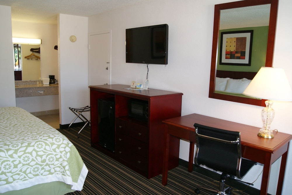 Days Inn by Wyndham Shelby