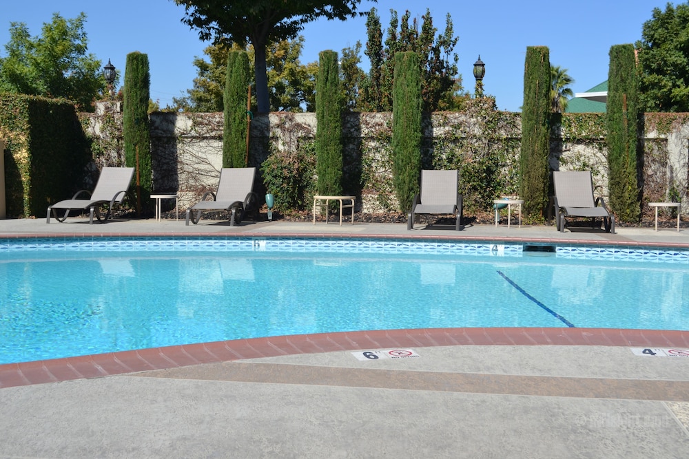 Days Inn & Suites by Wyndham Lodi
