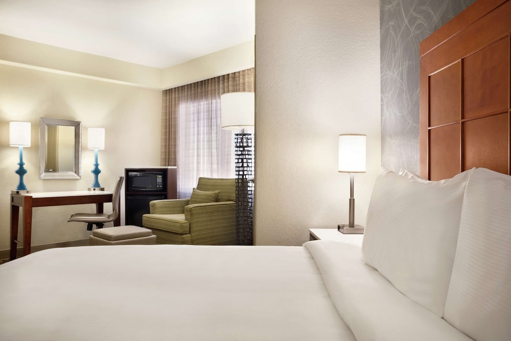 Embassy Suites by Hilton San Antonio Airport