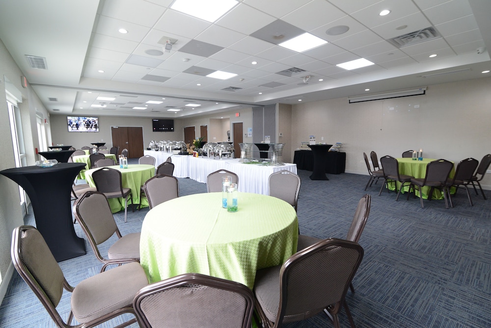 Holiday Inn Express & Suites Chicago North Shore - Niles by IHG