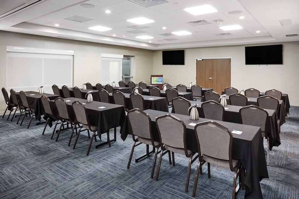 Holiday Inn Express & Suites Chicago North Shore - Niles by IHG