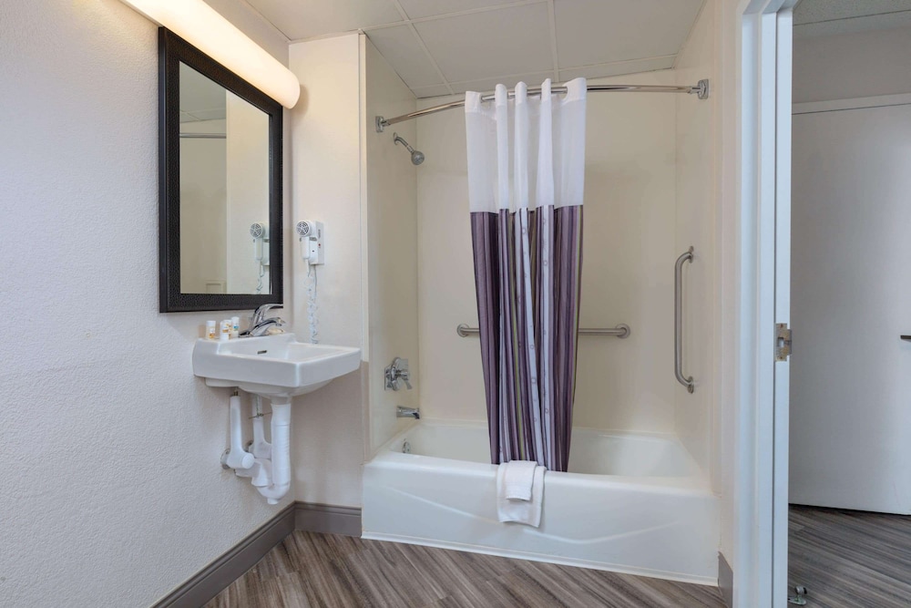 La Quinta Inn & Suites by Wyndham Clifton/Rutherford