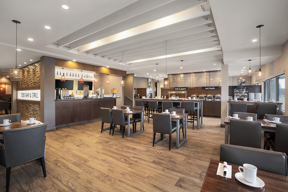 Holiday Inn Calgary-Airport by IHG photo 5