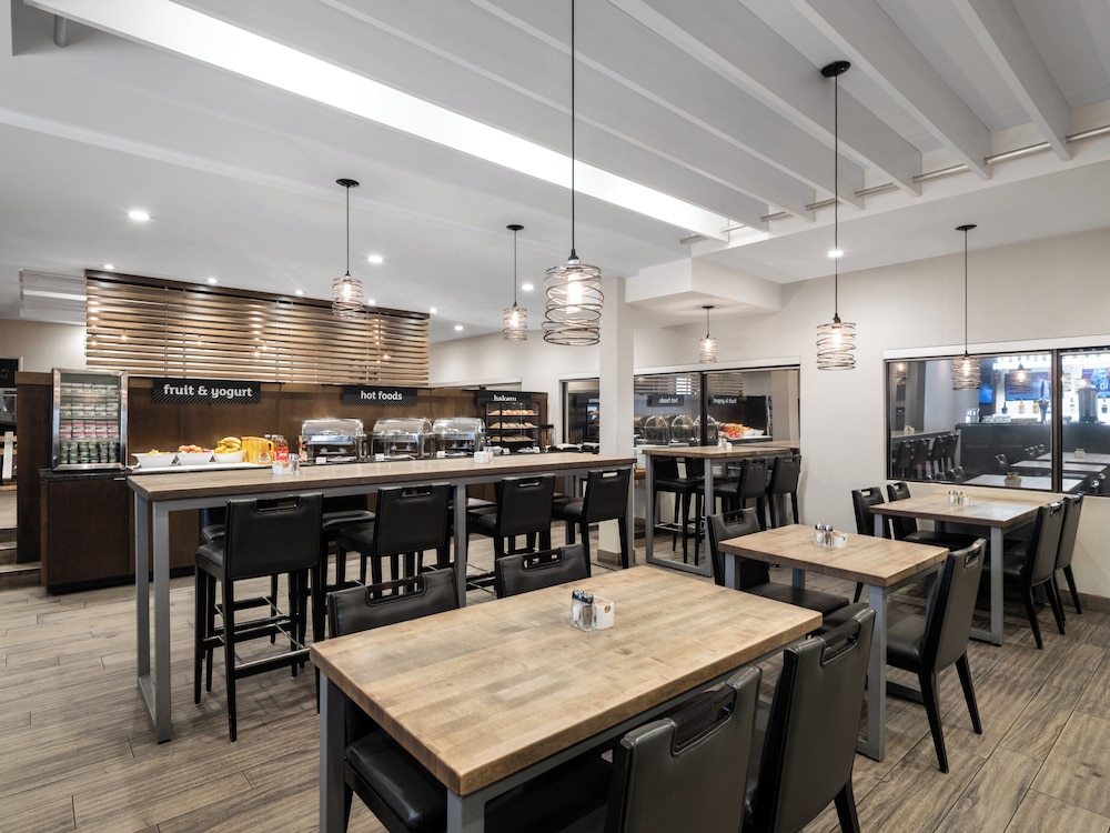 Holiday Inn Calgary-Airport by IHG photo 4
