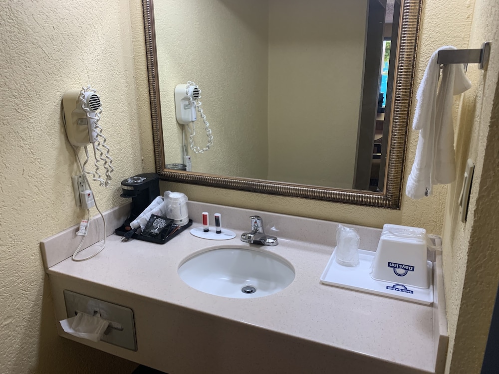 Motel 6 Savannah, GA- Gateway & I-95