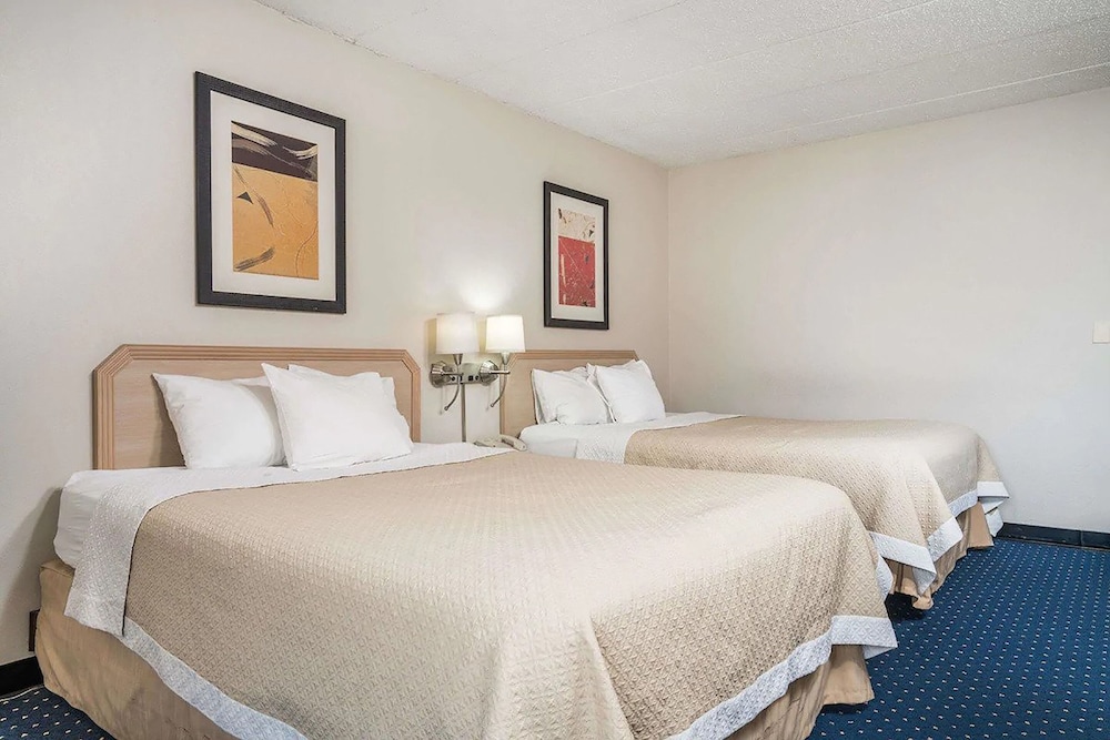 Norwood Inn & Suites La Crosse