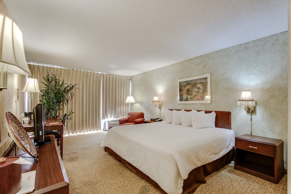Holiday Inn Dallas Market Ctr Love Field by IHG