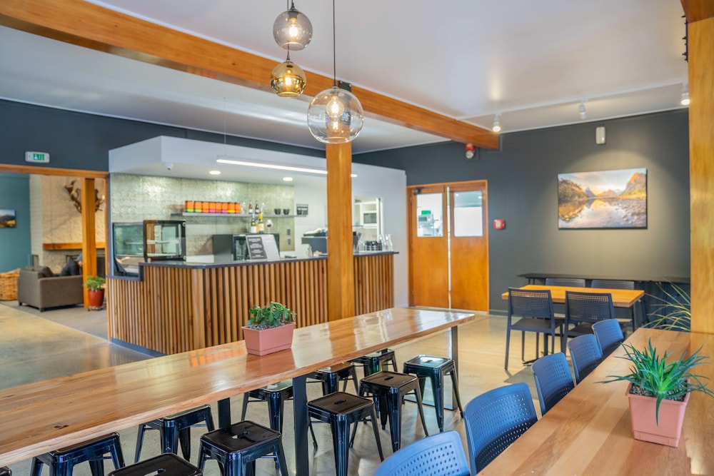 Fiordland National Park Lodge
