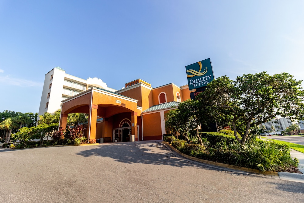 Quality Suites Universal Central