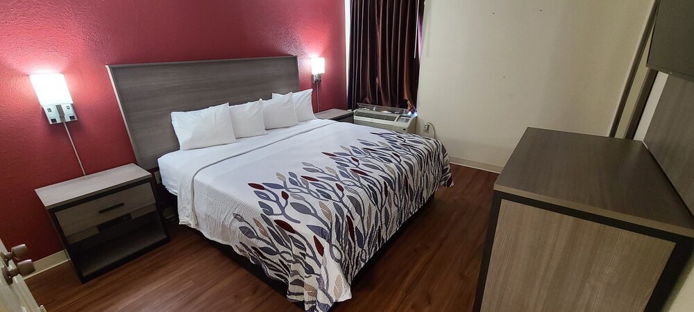 Red Roof Inn & Suites Cornelius – Lake Norman
